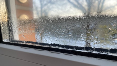 Kondenz na oknih je lahko velik problem.