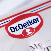 Potrošniška organizacija kritizira mešanico za peko Dr. Oetkerja, ker zavaja kupce