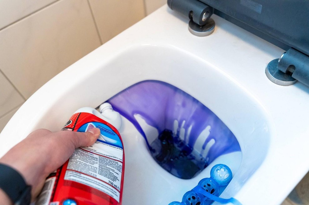 Če imate v vaši kopalnici WC gel te znane znamke, potem vas mora tole zelo skrbeti (foto: Profimedia)