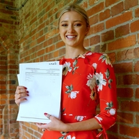 Mati, ki je pokojno hči prepričala, da je zavrnila kemoterapijo, zdaj za vse krivi medije in državo