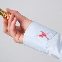 Madeži ličil na oblačilih: To so 3 domača sredstva, ki vedno delujejo