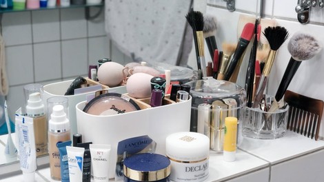 Ali vi redno pregledujete roke pri vaši kozmetiki?