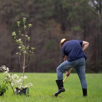 Med urejanjem vrta naletel na odkritje in takoj poklical policijo: "Kaj bi to lahko bilo?"