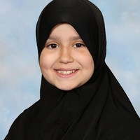 Tragedija 10-letne Sare Sharif, ki jo je oče mučil do smrti, sistem pa zaradi hijaba gledal stran