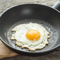 Imate radi jajca na oko? Evo, zakaj bi morali med cvretjem dodati malo vode