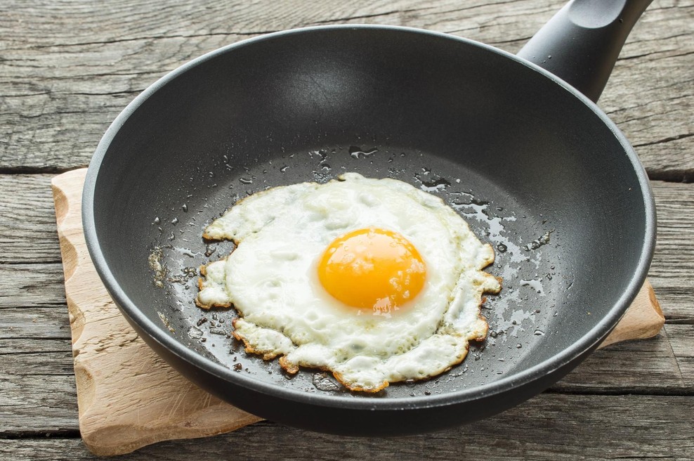 Imate radi jajca na oko? Evo, zakaj bi morali med cvretjem dodati malo vode (foto: profimedia)