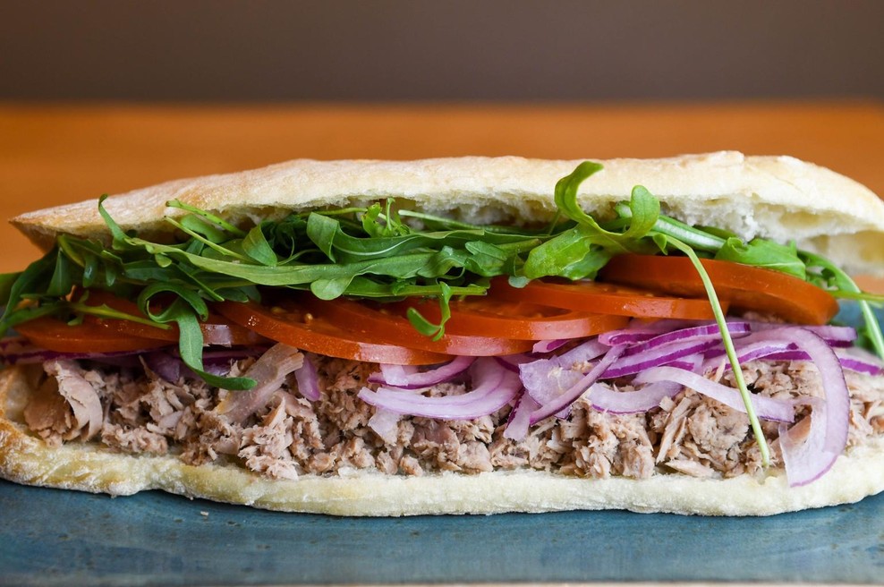 Mnoge šokirala ta sestavina v tuninem sendviču, ki jo priporoča priljubljeni kuhar (foto: profimedia)