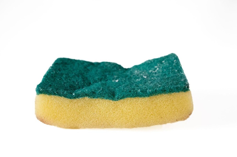 Zakaj so kuhinjske gobice raj za bakterije in zakaj jih nikoli ne smemo puščati v lijaku? (foto: Profimedia)