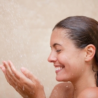 Ali z izmeničnim tuširanjem zares hujšamo? Tukaj so odgovori na najbolj pogoste mite