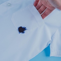 3 odlični triki za odstranjevanje madežev kemičnega svinčnika z oblačil, ki vedno delujejo