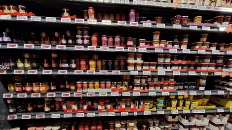 V marmeladi so našli številne pesticide.