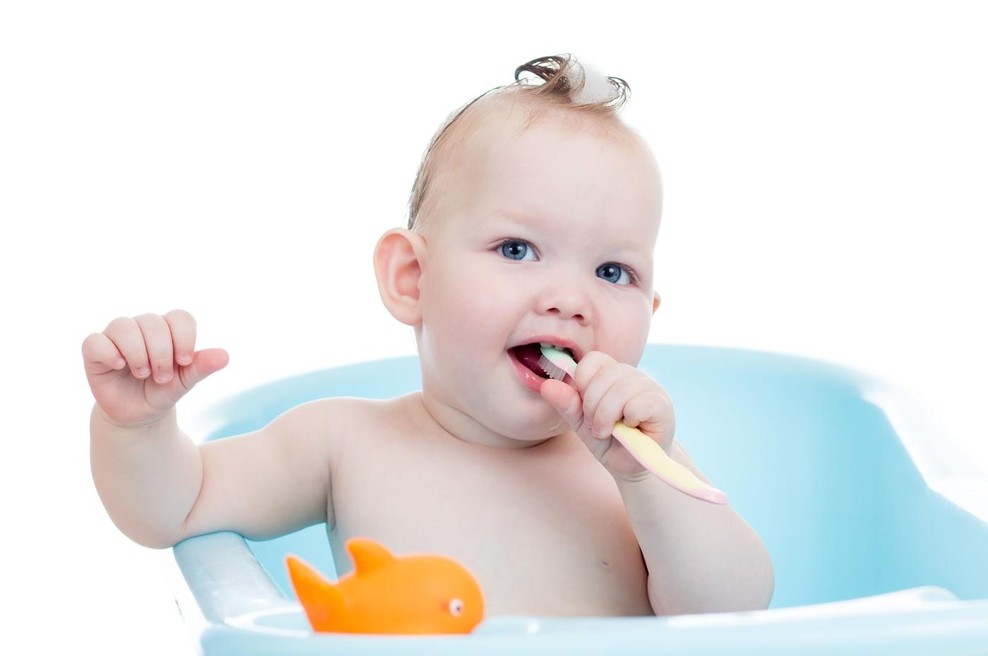 Otroku nikoli ne dajajte žlic ali dud, ki ste jih prej sami obliznili, tukaj je pomemben razlog zakaj (foto: Profimedia)