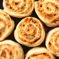 Pizza rolice, ki vedno uspejo: Popoln recept za vsako priložnost