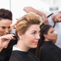 Nikoli ne hodite k frizerju z umazanimi lasmi: Tako to vpliva na vašo frizuro, frizerji pa o tem molčijo