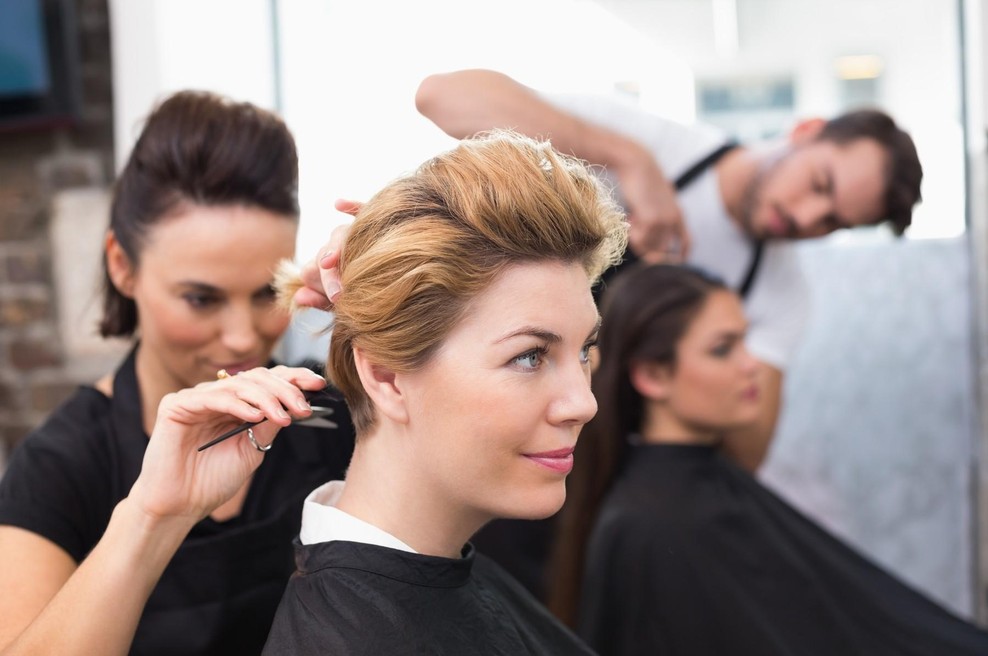 Nikoli ne hodite k frizerju z umazanimi lasmi: Tako to vpliva na vašo frizuro, frizerji pa o tem molčijo (foto: profimedia)