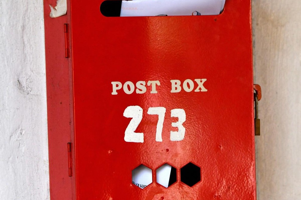 "To sem našla med pošto v nabiralniku, zdaj pa ne vem, kaj naj storim!" (foto: profimedia)