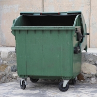 Odprl kontejner in zagledal grozljiv prizor: Moški je takoj poklical policijo, a je bilo prepozno