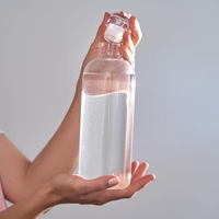 Da, svojo stekleničko za vodo morate čistiti. Tukaj je razlog in postopek.