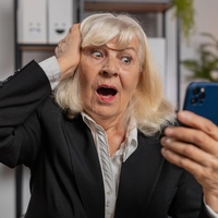 Vesela babica na črpalki zadela mega dobitek, potem ko je kupila drugačno srečko od tiste, ki jih običajno kupuje