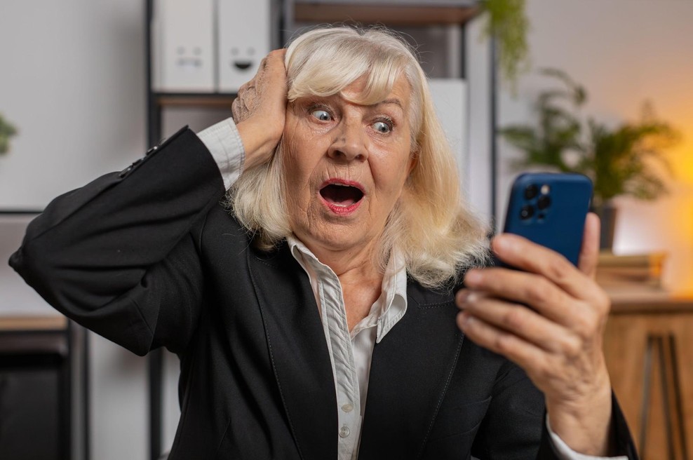 Vesela babica na črpalki zadela mega dobitek, potem ko je kupila drugačno srečko od tiste, ki jih običajno kupuje (foto: profimedia)