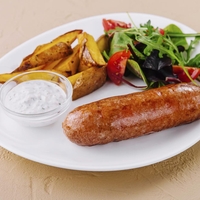 Klobase bodo okusnejše in sočnejše, če med peko v ponvi dodate to sestavino (trik, ki ga marsikdo ne pozna)