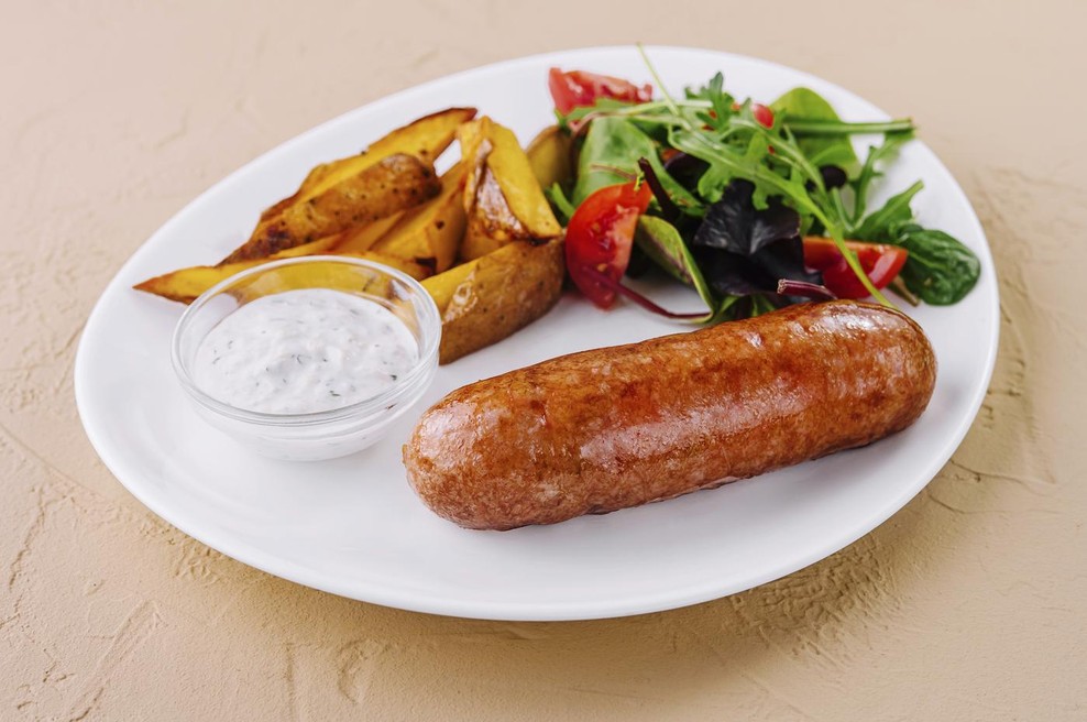 Klobasa na krožniku (foto: Profimedia)
