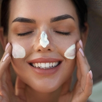 Kreme za sončenje: ali jo moramo res uporabljati tudi pozimi? Znanost pravi takole