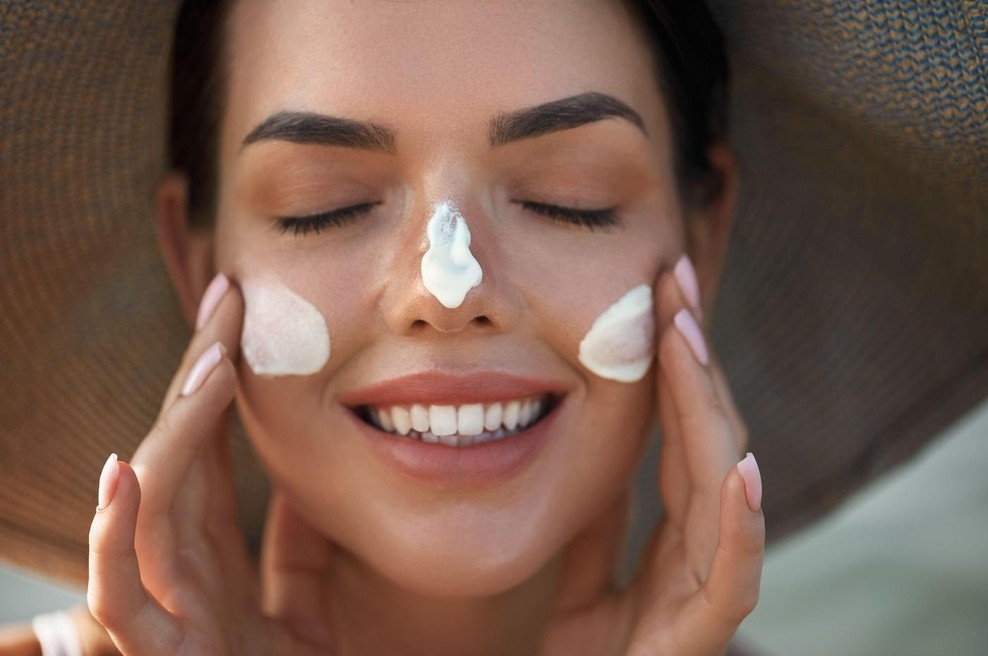 Kreme za sončenje: ali jo moramo res uporabljati tudi pozimi? Znanost pravi takole (foto: Profimedia)