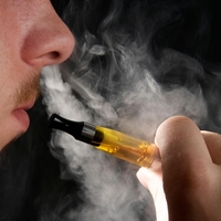 Najstniku e-cigarete tako uničile pljuča, da je urgentno potreboval kar tri operacije