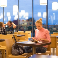 Ljudje, ki brez nelagodja jedo sami v restavracijah, posedujejo teh 7 lastnosti