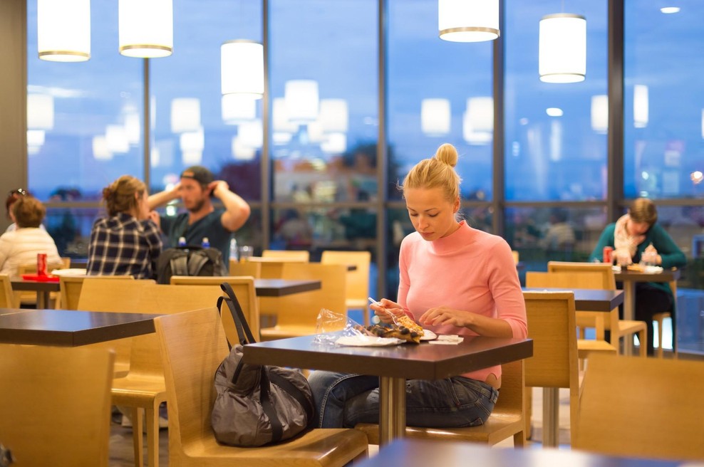 Ljudje, ki brez nelagodja jedo sami v restavracijah, posedujejo teh 7 lastnosti (foto: profimedia)