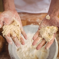 Kupil burek v pekarni in otrpnil, ko je ugriznil vanj: "To bi ga lahko ubilo!"