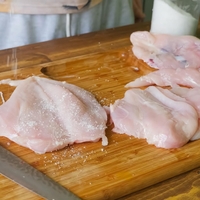 Najbolj nevarni deli piščanca: Polni so parazitov in bakterij, a jih nekateri obožujejo