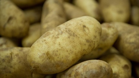 Takole nevarno je v resnici, če krompirja pred jedjo ne olupite