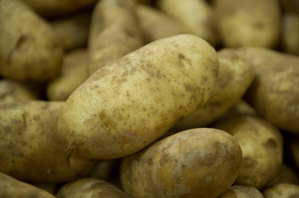 Takole nevarno je v resnici, če krompirja pred jedjo ne olupite (foto: Profimedia)