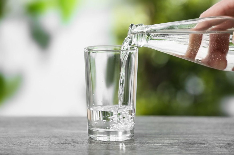 Ima mineralna voda iz steklenice zares boljši okus? Takšno je uradno pojasnilo (foto: Profimedia)