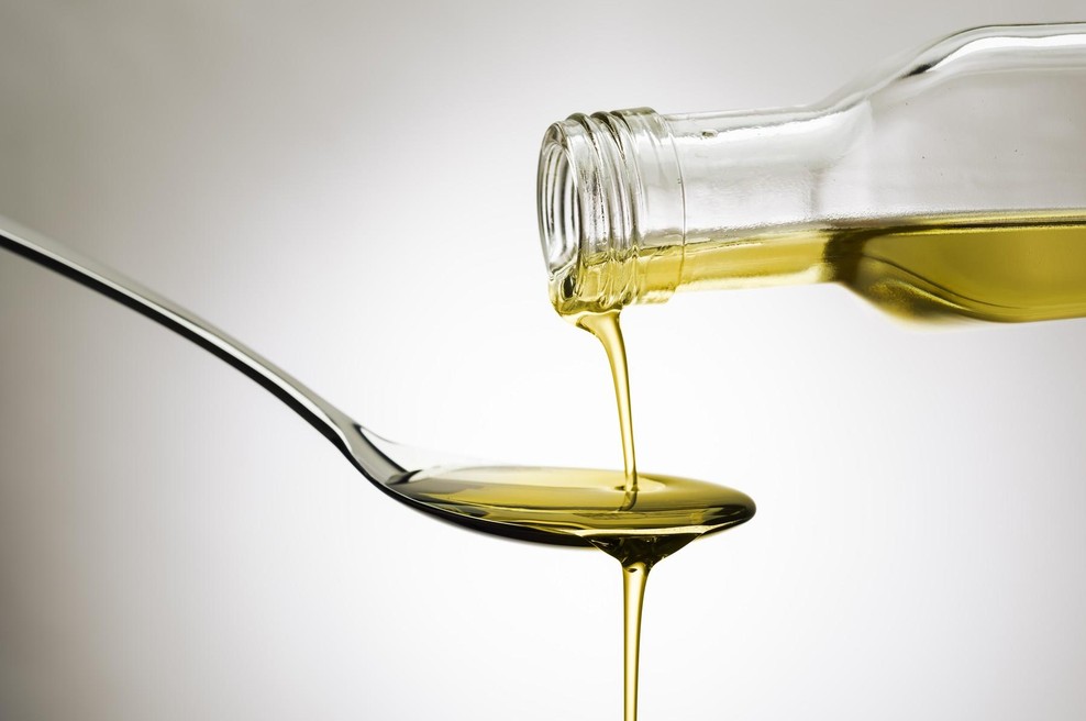 Ljudje pijejo šote oljčnega olja, strokovnjaki pa o tem pravijo tole (foto: profimedia)