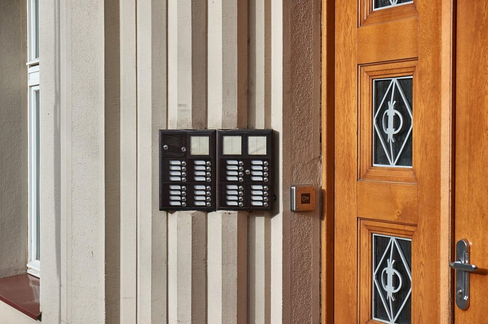 Sodišče odločilo, da vhodna vrata v blokih ne smejo biti več zaklenjena (foto: Profimedia)