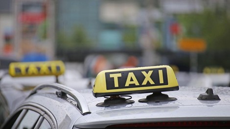 »Najbolje je razkuževanje usmeriti na ključne površine, ki se jih pogosto dotikamo, in ne pretiravati z uporabo sredstev,« svetuje Reynolds.