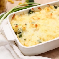 Zapečena čebula s sirom je odlična priloga k pečenki