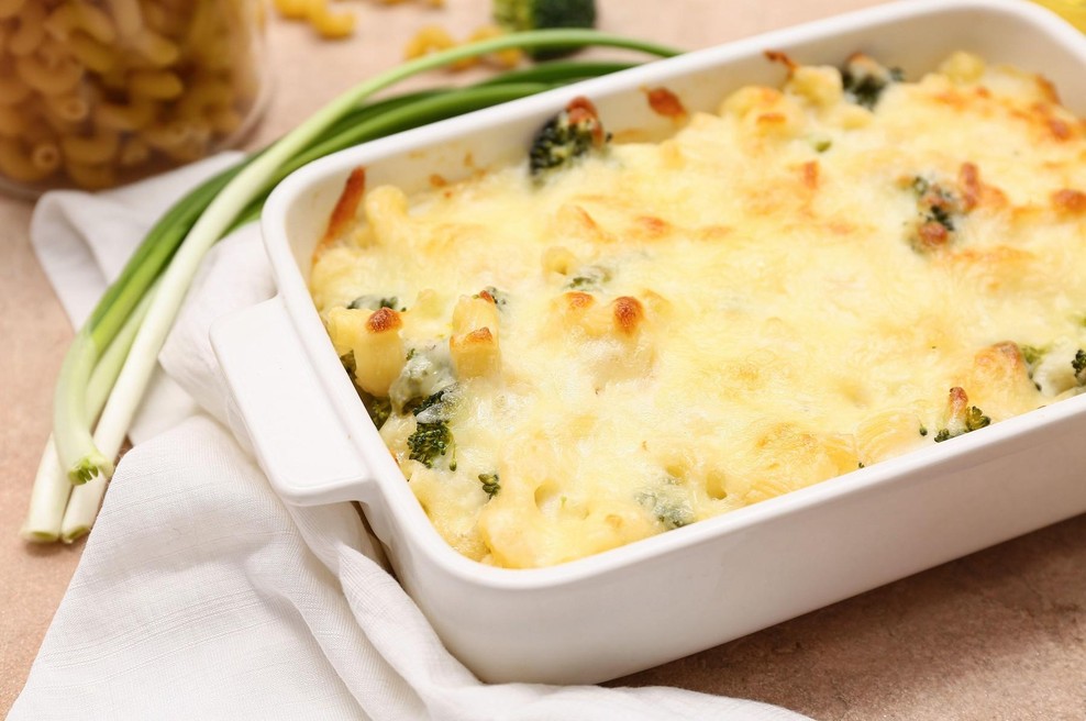 Zapečena čebula s sirom je odlična priloga k pečenki (foto: profimedia)