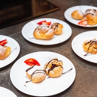 Na poroki je zmanjkalo sladice, nato se je začel pretep in leteli so stoli