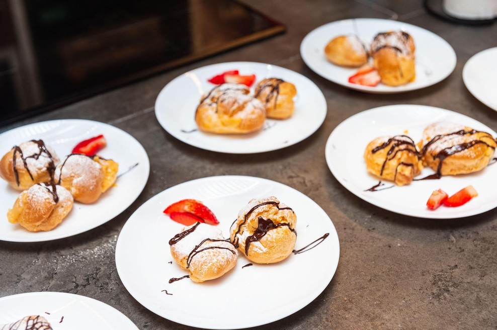 Na poroki je zmanjkalo sladice, nato se je začel pretep in leteli so stoli (foto: profimedia)