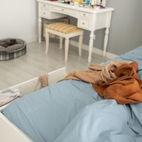 Nikoli ne puščajte nogavic ob postelji. Ko boste izvedeli zakaj, tega ne boste več počeli