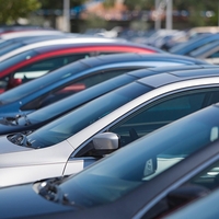 Poglejte, kako je za moža čuvala parkirno mesto, voznik pa jo je genialno prelisičil