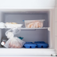 Ali je že odtajana živila dovoljeno ponovno zamrzniti? Odgovor vas bo presenetil