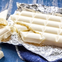 Kako so v tovarni Nestlé v 1930-tih naredili napako in odkrili belo čokolado