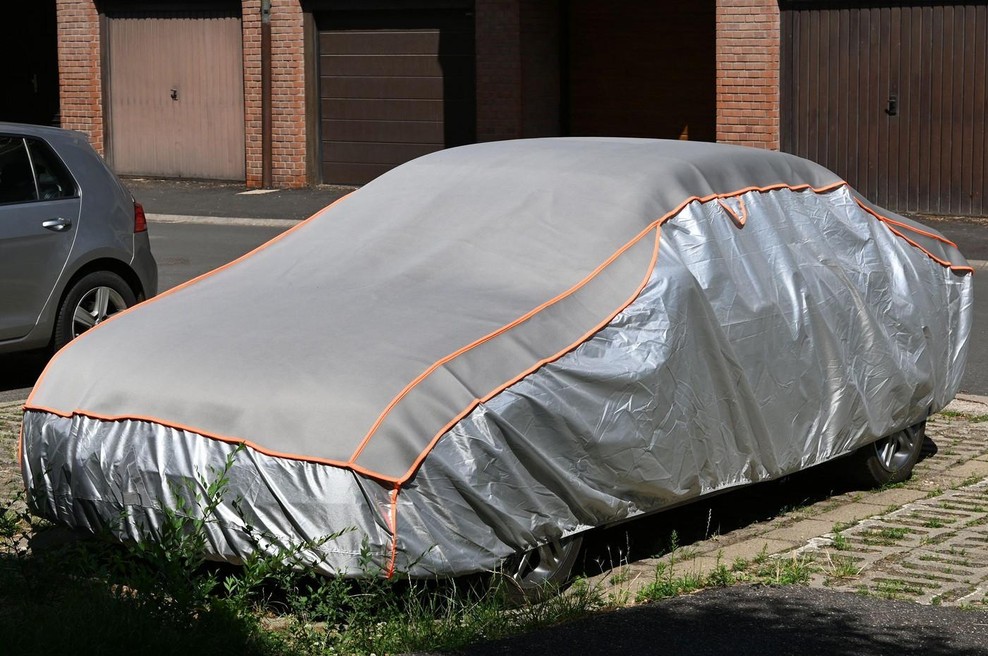 Za prekrivanje avta s ponjavami vas lahko doleti neprijetna kazen (foto: Profimedia)