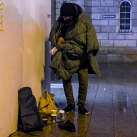 Brezdomec mesece zbiral denar, da bi za božič razveselil mame samohranilke