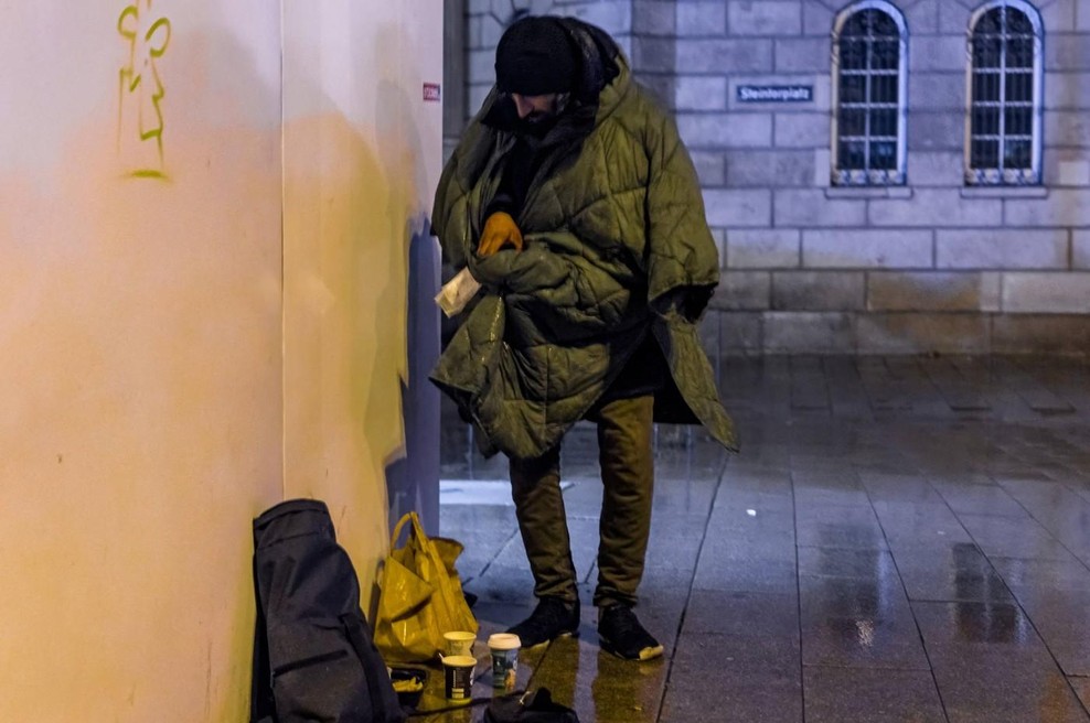 Brezdomec mesece zbiral denar, da bi za božič razveselil mame samohranilke (foto: Profimedia)